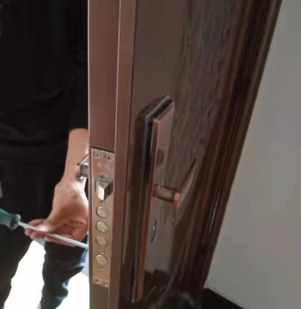 金阳上门开锁 换锁 金阳本地开锁公司